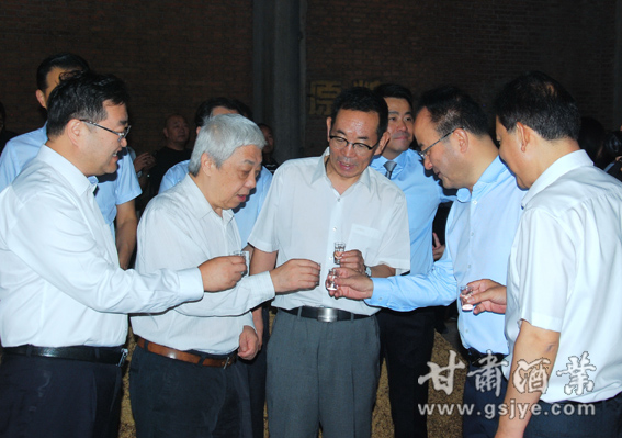 [1中国流通协会副会长刘员（左二）、甘肃省酒业管理局局长陈浦（中）.武威副市长王国斌(右二）在品鉴皇台陈酿30年.jpg