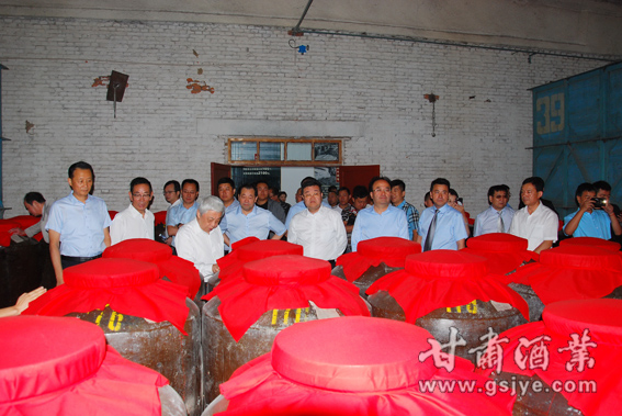 [5参观储酒车间.jpg