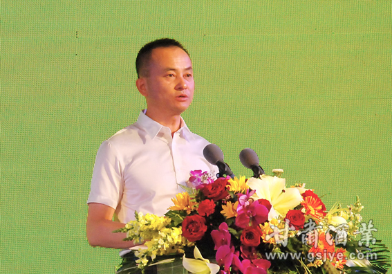 【7=滨河九粮液品牌营销公司兰州分公司总经理郑泽安宣布获奖名单.jpg 【7=滨河九粮液品牌营销公司兰州分公司总经理郑泽安宣布获奖名单.jpg