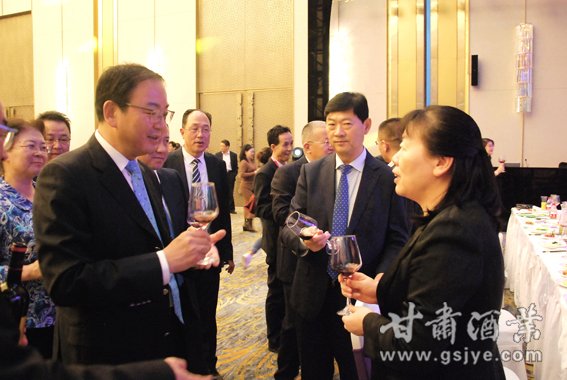 【4领导与嘉宾品鉴交流.jpg